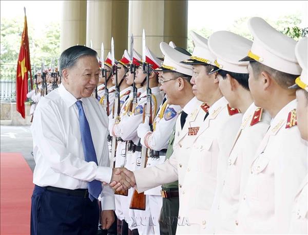 또 럼 당 서기장‧국가주석: 국가안보 위한 기술전문군 현대화, 인적 자원이 결정적 역할 강조