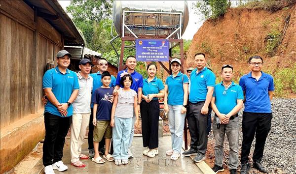 Mang nguồn nước sạch về bản làng vùng cao Tà Rụt ​