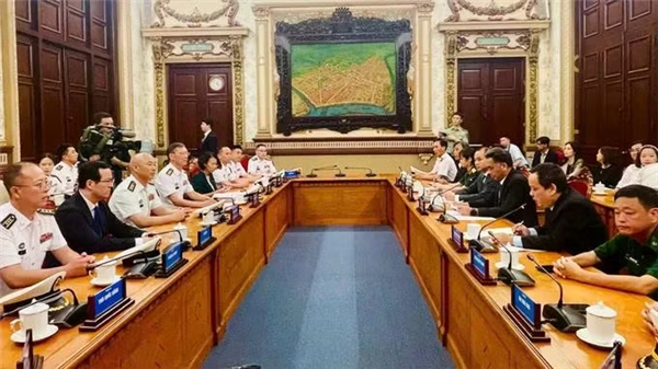 胡志明市领导会见中国海军83舰编队指挥员
