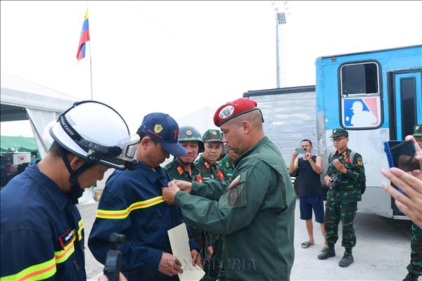 Gobierno de Venezuela condecora a brigada de rescate de Vietnam