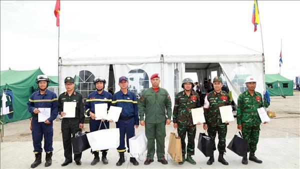 Vietnamese rescuers awarded Hero of Venezuela medal
