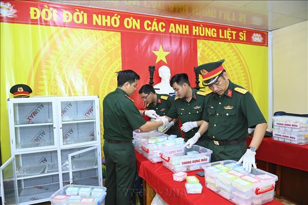 Ca Mau transfers first DNA samples from unidentified martyrs remains for analysis