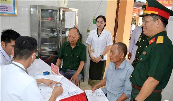 ເສນາຮັກ ຫວຽດນາມ ສົມທົບກັບເສນາຮັກ ລາວ ກວດພະຍາດ, ແຈກຢາຍຢາໂດຍບໍ່ເກັບຄ່າໃຫ້ແກ່ປະຊາຊົນຢູ່ເຂດຊາຍແດນ ຫວຽດນາມ - ລາວ