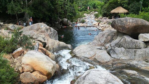 Vẻ đẹp Hồ Rà Hách-Suối Ruông giữa đại ngàn
