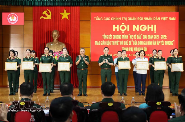 越南军队妇女帮扶近千名孤儿