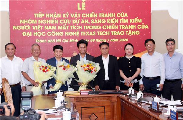 ຮັບຫຼາຍ​ວັດ​ຖຸ​ພັນ​ສົງ​ຄາມ ແລະ​ ສຳ​ເນົາ​ເອ​ກະ​ສານ​ນັກ​ຮົບ​ເສຍ​ສະຫຼະ​ຊີ​ວິດ​ເພື່ອ​ຊາດ