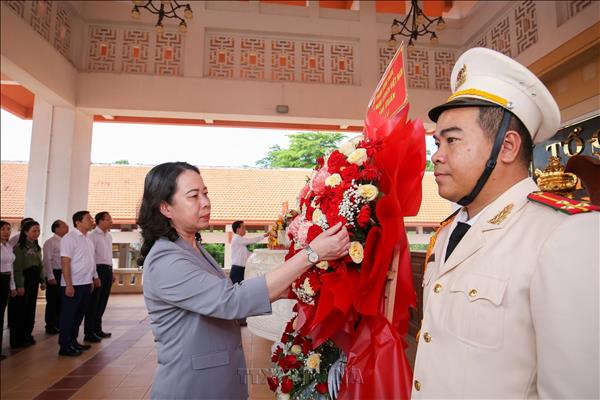 Phó Chủ tịch nước Võ Thị Ánh Xuân dâng hương tưởng niệm các Anh hùng liệt sĩ tại Tây Ninh
