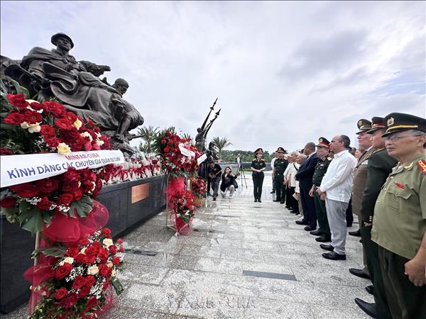 Vietnam, Cuba pay tribute to fallen Cuban military experts