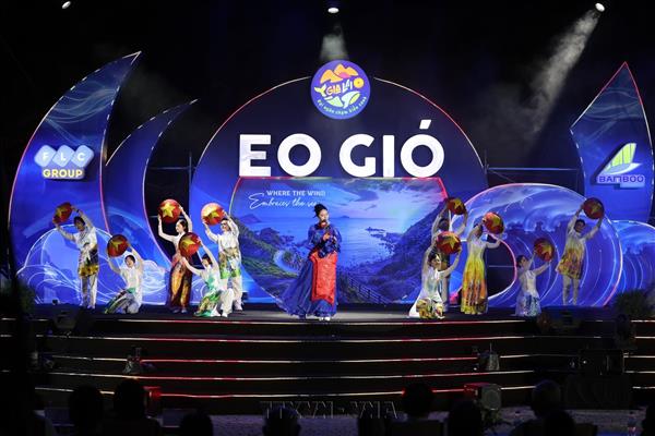 Hàng nghìn người tham dự đại nhạc hội Eo Gió - Vũ điệu biển xanh