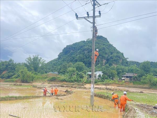 Khôi phục cấp điện trở lại cho hàng nghìn khách hàng bị ảnh hưởng do mưa lũ tại Sơn La 