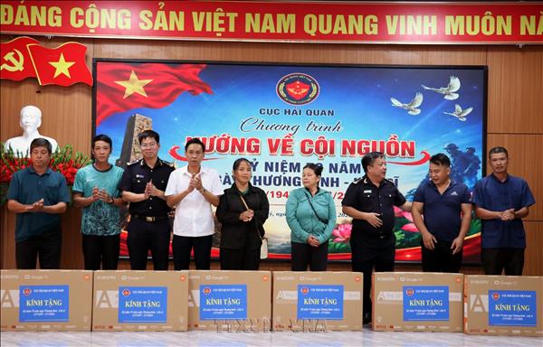 Trao trên 200 triệu đồng quà tặng gia đình chính sách tại xã biên giới Thanh Thủy