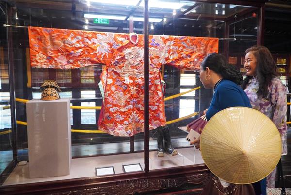 Plus de 100 objets de la dynastie Nguyên exposés à Huê