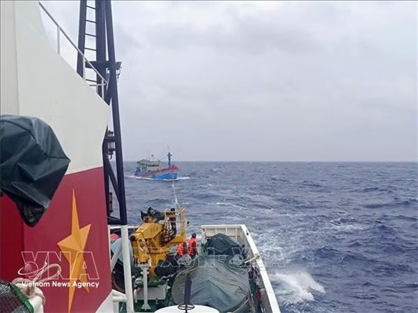 越南海警及时救助海上遇险渔船及9名渔民