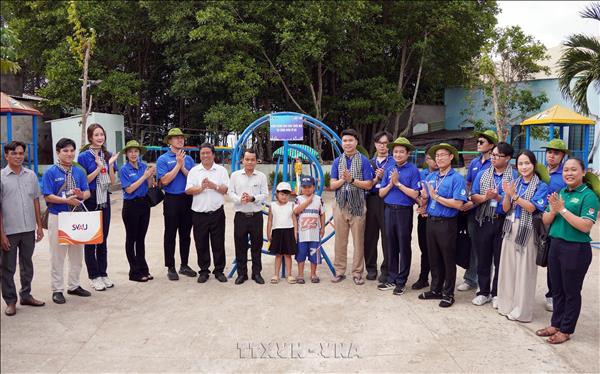 Du học sinh chung tay xây dựng công trình thiện nguyện tại xã đảo