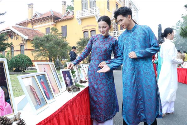 芸術イベントでベトナムのアオザイの魅力を紹介
