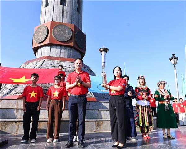 Tuổi trẻ tiếp nối ngọn lửa Hành trình Tôi yêu Tổ quốc tôi tại Lũng Cú
