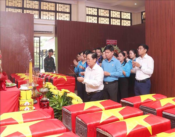 Tiếp sức lực lượng tìm kiếm hài cốt liệt sĩ