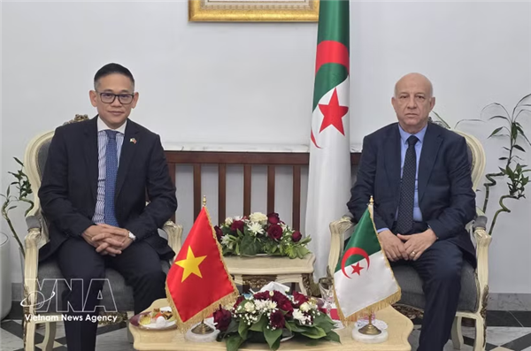 越南驻阿尔及利亚大使陈国庆辞行拜会阿尔及利亚民族解放阵线领导
