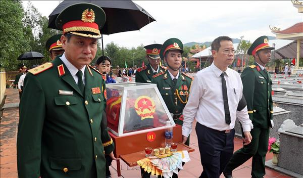 Truy điệu, an táng 5 hài cốt liệt sĩ được tìm thấy tại hang Đá Sập