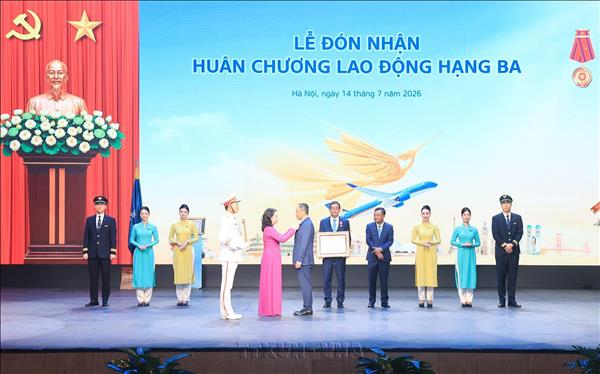 Phó Chủ tịch nước dự Lễ đón nhận Huân chương Lao động hạng Ba của Vietnam Airlines