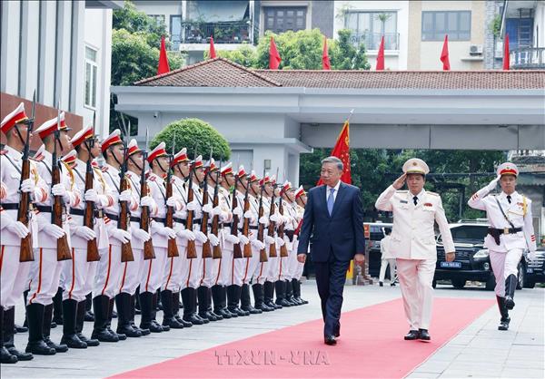 Top leader calls for building elite, modern, humane prison management police force