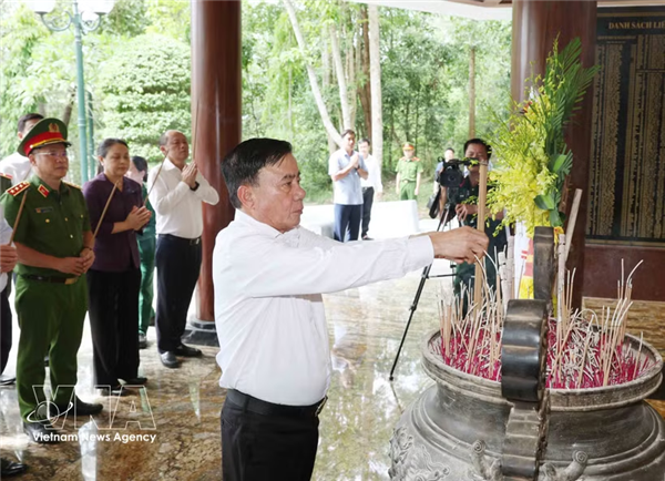 陈锦秀在金莲国家级特殊历史遗迹区和同禄三岔路口历史遗迹区上香