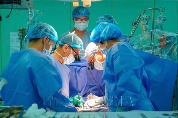Un hôpital à Hô Chi Minh-Ville réalise une greffe cardiaque en un temps record