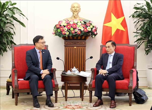 Le ministre vietnamien des AE Lê Hoai Trung reçoit lambassadeur de la R. de Corée au Vietnam