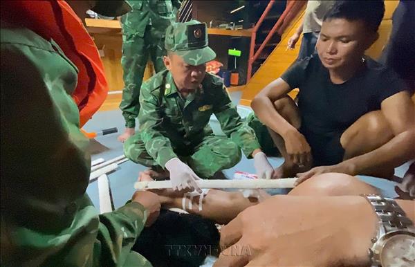 Kịp thời cứu nạn ngư dân bị tai nạn trên biển