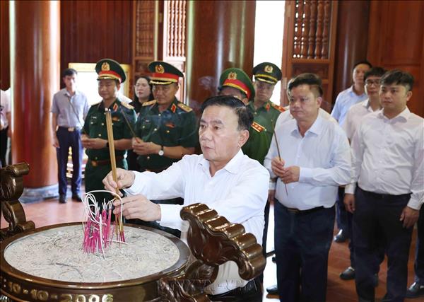Senior Party official offers incense at Kim Lien, Dong Loc memorial sites