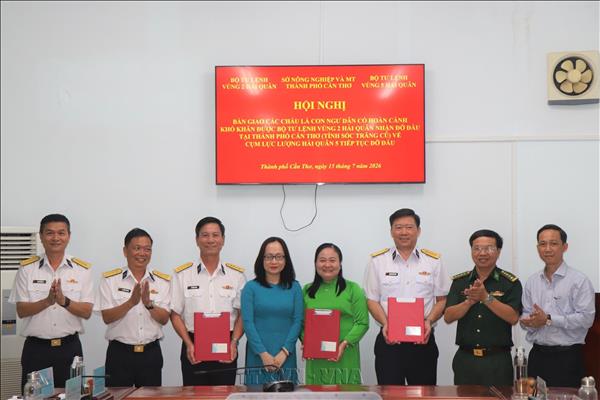 Hải quân nhận đỡ đầu con ngư dân - Tiếp sức học sinh vùng khó
