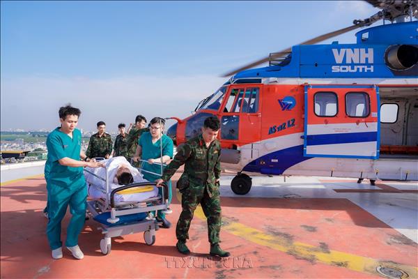 Trực thăng xuyên đêm đưa bệnh nhân từ Trường Sa về đất liền điều trị