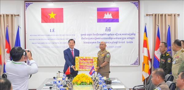 Vietnam repatriates remains of 81 volunteer soldiers, experts from Cambodia