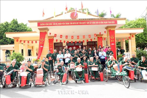 Đại tướng Nguyễn Tân Cương thăm, tặng quà tại Trung tâm Điều dưỡng thương binh Duy Tiên