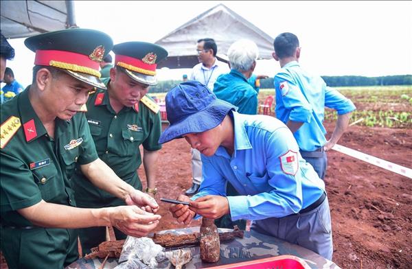 Phát hiện mộ tập thể cùng nhiều di vật lấy mẫu hài cốt liệt sĩ để giám định