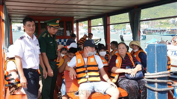 Siết chặt quản lý tàu du lịch trên vịnh
