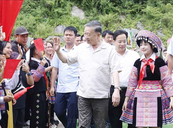 Top leader calls for stronger public participation in safeguarding national security