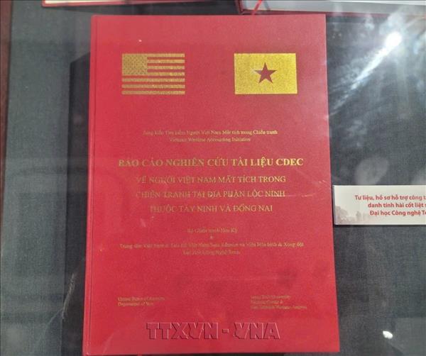 Bàn giao hơn 50 hồ sơ, kỷ vật phục vụ Chiến dịch 500 ngày đêm tìm kiếm hài cốt liệt sĩ