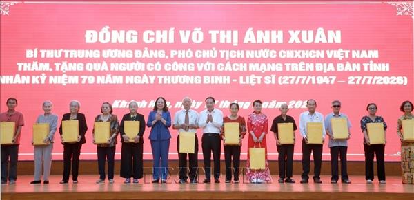 Phó Chủ tịch nước Võ Thị Ánh Xuân thăm, tặng quà người có công với cách mạng