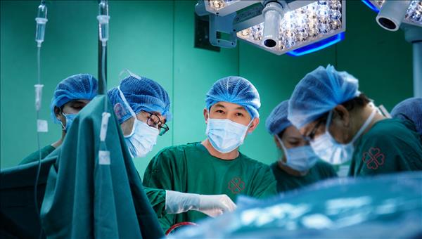 Cứu sống nữ bệnh nhân Campuchia nguy kịch do vỡ ổ áp xe lách