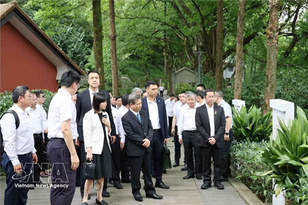 越共中央内政部长黎明智访问中国重庆市