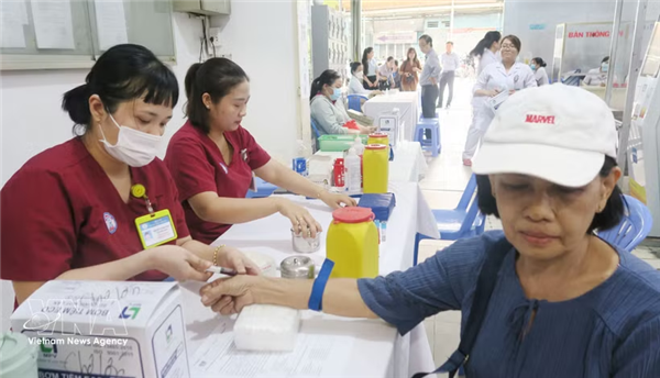 胡志明市全面动员为所有市民进行体检