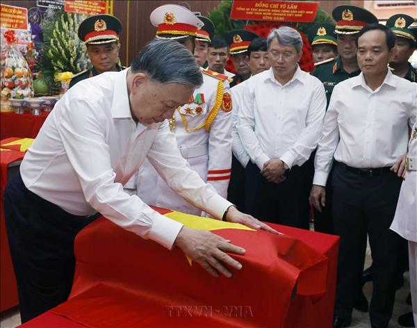 Tổng Bí thư, Chủ tịch nước dâng hương tưởng niệm Anh hùng liệt sĩ và kiểm tra công tác tìm kiếm, quy tập hài cốt liệt sĩ tại Công viên Lê Thị Riêng