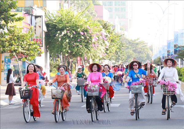 Hơn 2.000 người tham gia diễu hành áo dài tại Festival biển Khánh Hoà 2026
