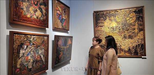 Khám phá vẻ đẹp tranh sơn mài qua triển lãm Cùng một chặng đường