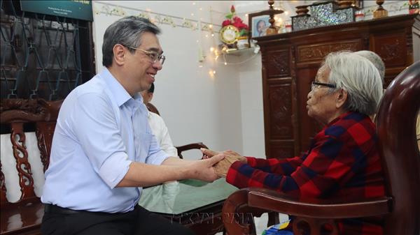 Lãnh đạo Thành phố Hồ Chí Minh thăm, tặng quà các gia đình chính sách tiêu biểu