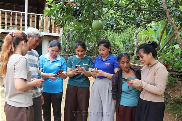 Ngược núi hỗ trợ dịch vụ công cho đồng bào Cor