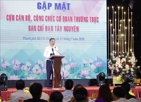 Top leader meets former officials of Central Highlands Steering Committee