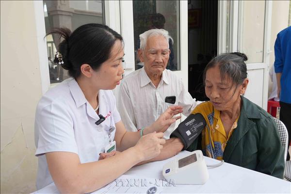 Hà Tĩnh: Khám bệnh, trao quà tặng 500 cựu thanh niên xung phong