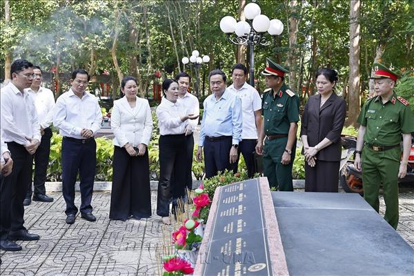 Chủ tịch Quốc hội dâng hương tại Nghĩa trang liệt sĩ Long Điền Đất Đỏ
